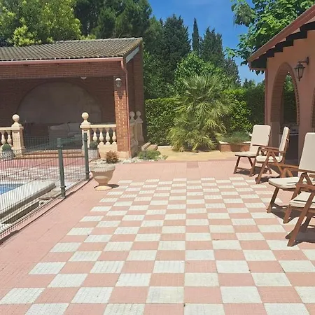 Con Piscina En 度假居 *