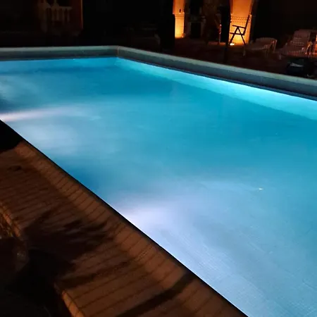 Con Piscina En 度假居