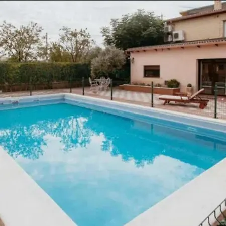 度假居 Con Piscina En *