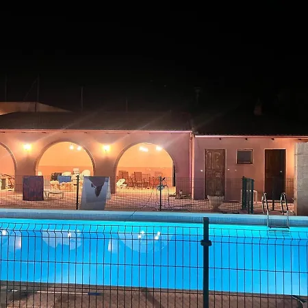 Con Piscina En 度假居 *