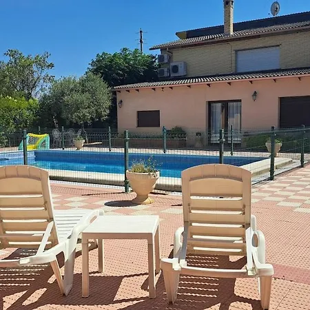 Con Piscina En *